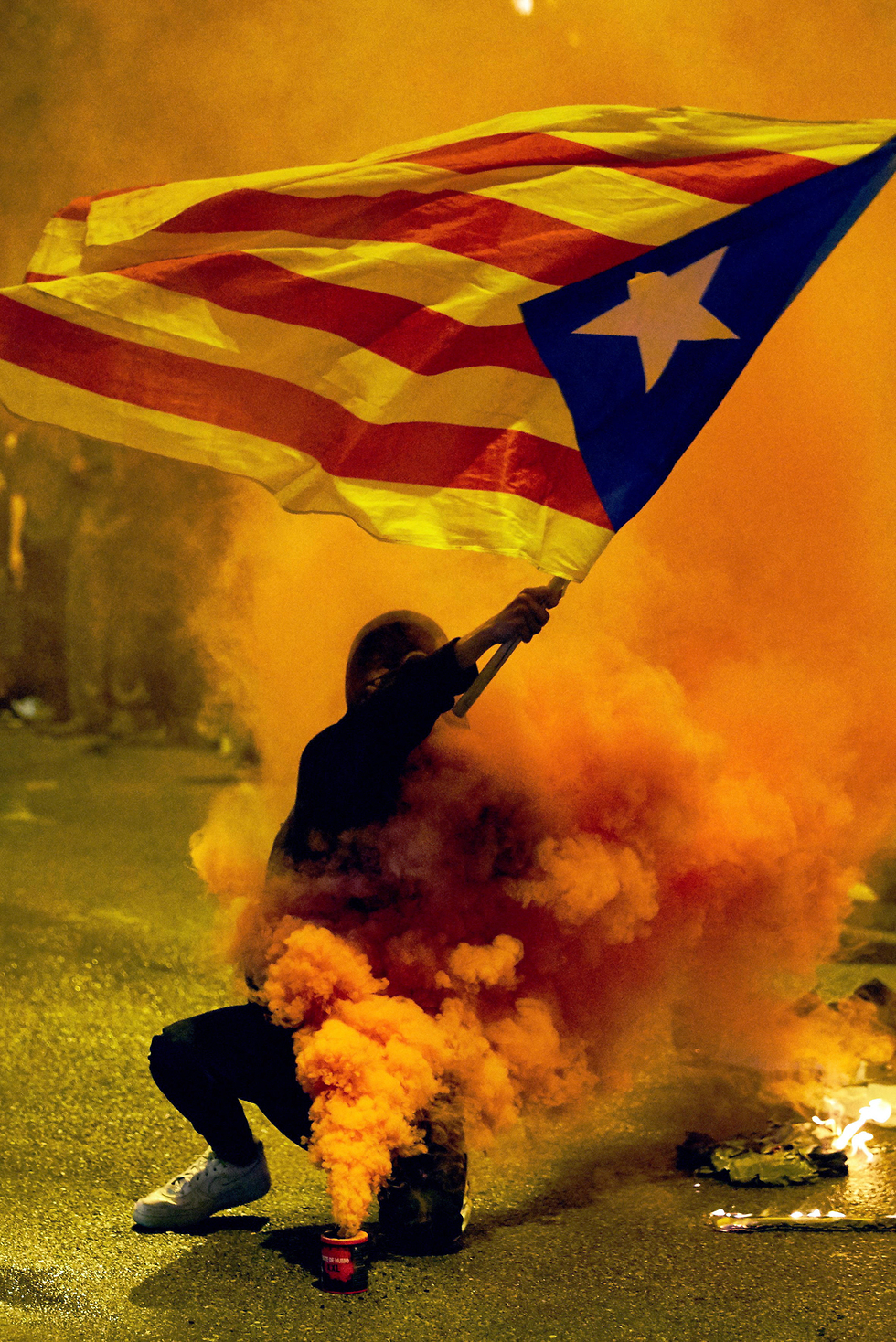 ברצלונה קטלוניה ספרד הפגנה מהומות אחרי מאסר למנהיגי הבדלנים (צילום: EPA)