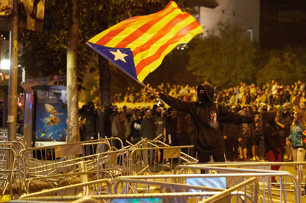 ברצלונה קטלוניה ספרד הפגנה מהומות אחרי מאסר למנהיגי הבדלנים (צילום: EPA)