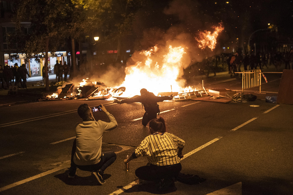 ברצלונה קטלוניה ספרד הפגנה מהומות אחרי מאסר למנהיגי הבדלנים (צילום: MCT)