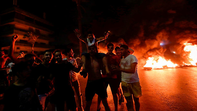  ירי בהפגנות נגד המיסים בלבנון  (צילום: AFP)