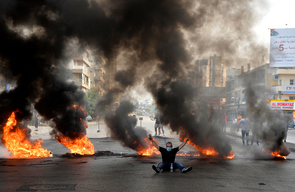 A Lebanese man protests in Beirut (Photo: EPA)