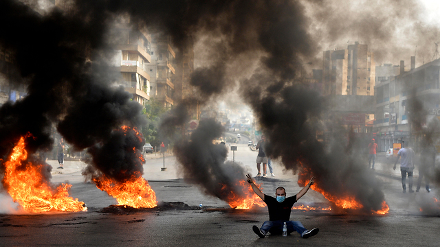 Lebanese protesting austerity measures (Photo:EPA)