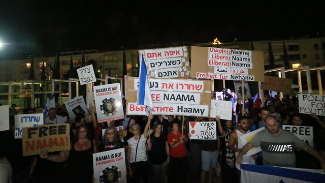 הפגנה מחאה נעמה יששכר כיכר הבימה תל אביב החזקה הברחה סמים הודו (צילום: מוטי קמחי)