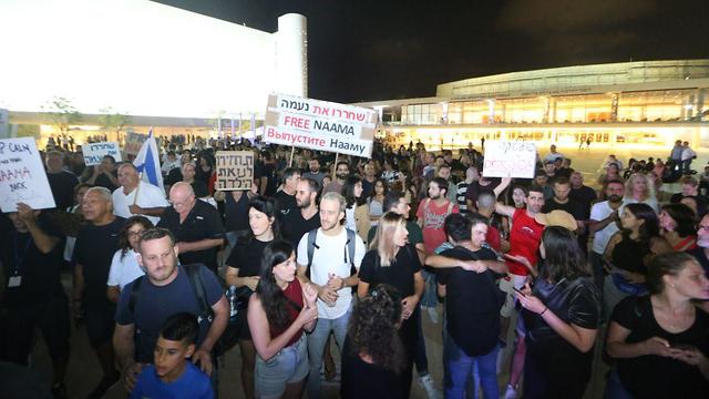 הפגנה מחאה כיכר הבימה תל אביב נעמה יששכר כלא רוסיה לאחר מציאת סמים שדה תעופה קונקשן הודו (צילום: מוטי קמחי)