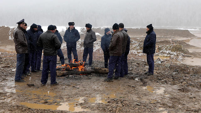 צוותי החילוץ פועלים בזירת קריסת הסכר בסיביר (צילום: Tass/ABACA)