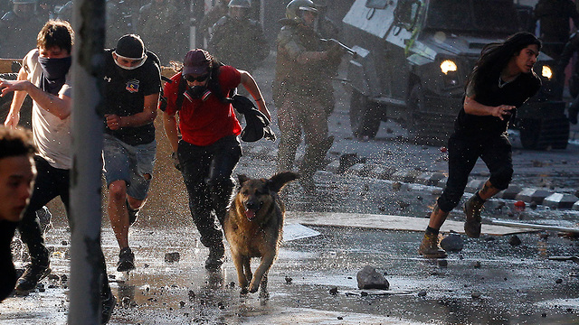 מהומות ב סנטיאגו צ'ילה (צילום: gettyimages)