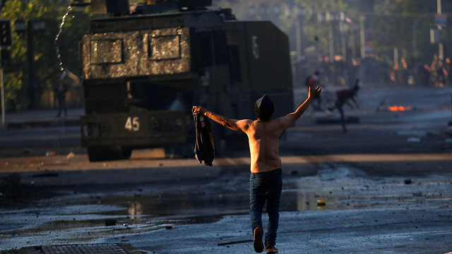 מהומות ב סנטיאגו צ'ילה (צילום: gettyimages)