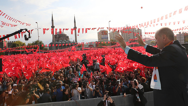 נשיא טורקיה רג'פ טאיפ ארדואן עם תומכיו בעיר קייסרי (צילום: AP)