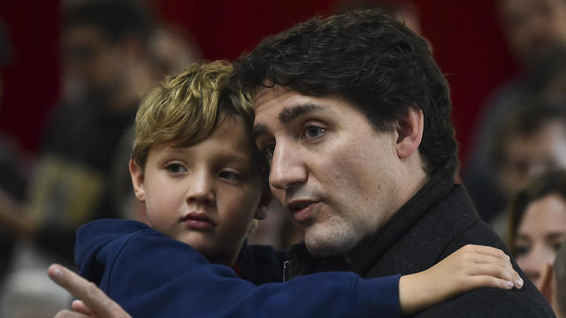 ג'סטין טרודו ממתין בתור לקלפי במונטריאול עם בנו הצעיר (צילום: AFP)