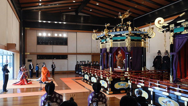 יפן טקס הכתרה קיסר נרוהיטו  (צילום: EPA)