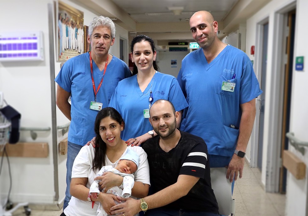 Счастливая семья и врачи-спасители. Фото: Гилад Шаабани