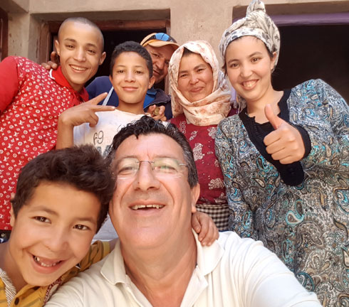 עם משפחה ברברית בהרי האטלס. "היו במרוקו מאות קברי צדיקים" (צילום: אלבום פרטי)