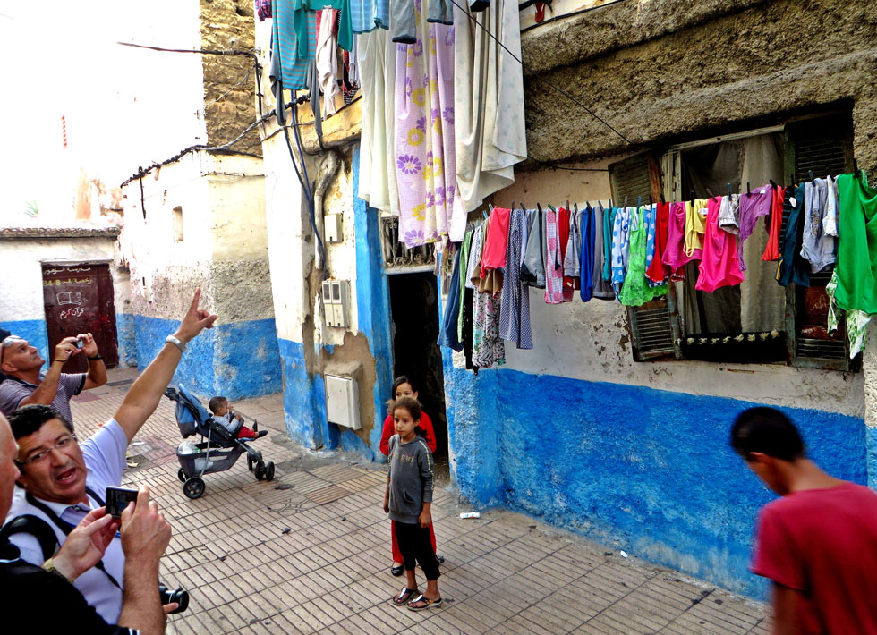אוחיון (משמאל) מול בית ילדותו בקזבלנקה. "גרנו לצד שכנים מוסלמים, והיו לנו קשרים מצוינים איתם" (צילום: אלבום פרטי)