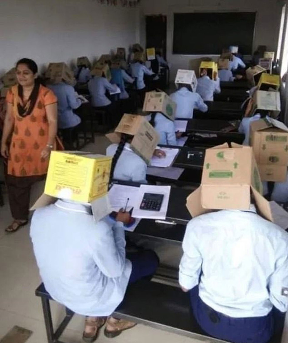 הודו תלמידים קרטונים נגד העתקה ()