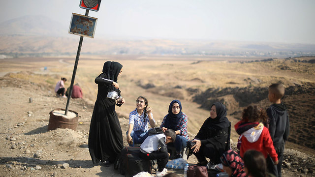 סוריה פליטים כורדים מנסים לחצות את הגבול ל עיראק מבצע של טורקיה (צילום: רויטרס  )