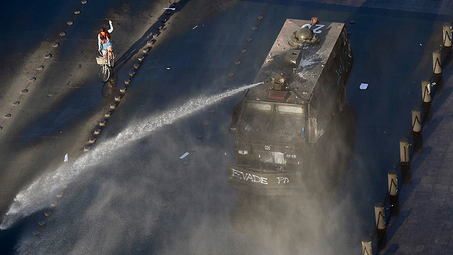 סנטיאגו צ'ילה מהומות הפגנות מחאה על מחירי התחבורה הציבורית ויוקר המחיה (צילום: AFP)