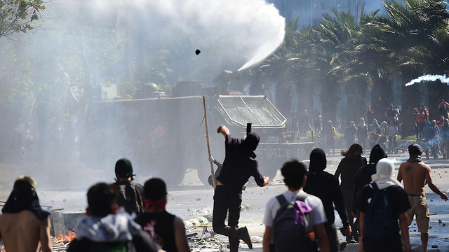סנטיאגו צ'ילה מהומות הפגנות מחאה על מחירי התחבורה הציבורית ויוקר המחיה (צילום: AFP)