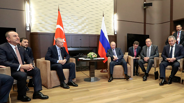נשיא טורקיה רג'פ טאיפ ארדואן ו נשיא רוסיה ולדימיר פוטין נפגשים ב סוצ'י  (צילום: AP)