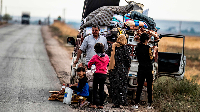 Syrian Kurds flee Turkish offensive (Photo: AFP)