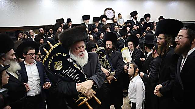  Rabbi Shaul Alter celebrates Simchat Torah with his followers (Photo: Chaim Goldberg, Kikar hashabat)