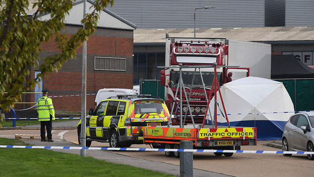9 גופות נמצאו ב מכולה של משאית אסקס בריטניה (צילום: AP )