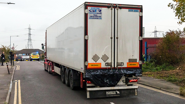 39 גופות נמצאו ב מכולה של משאית אסקס בריטניה (צילום: EPA)