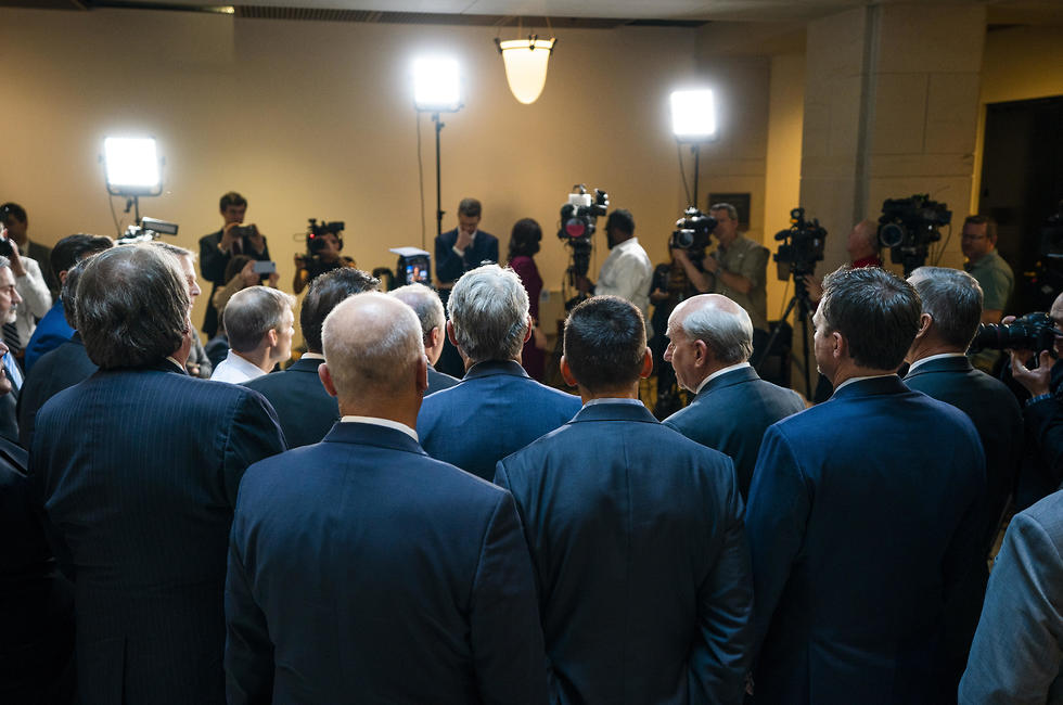 הרפובליקנים שפרצו לשימוע במסיבת עיתונאים (צילום: EPA)