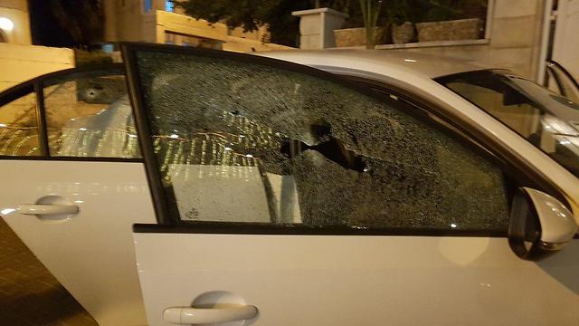 חלונות הרכב מנופצים כתוצאה מהירי ()