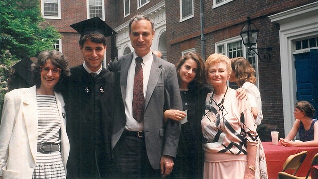 יונתן קולודני בטקס סיום לימודיו בהרוורד, הוריו וסבתו ואחותו הצעירה (צילום: מתוך האלבום המשפחתי)