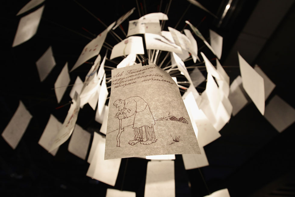 רבים מהפרויקטים של מאורר הפכו לנכסי צאן ברזל בעולם העיצוב. למשל, מנורת Zettel'z (פתק, בעברית), במהדורות שונות (צילום: Vittorio Zunino Celotto/GettyimagesIL)
