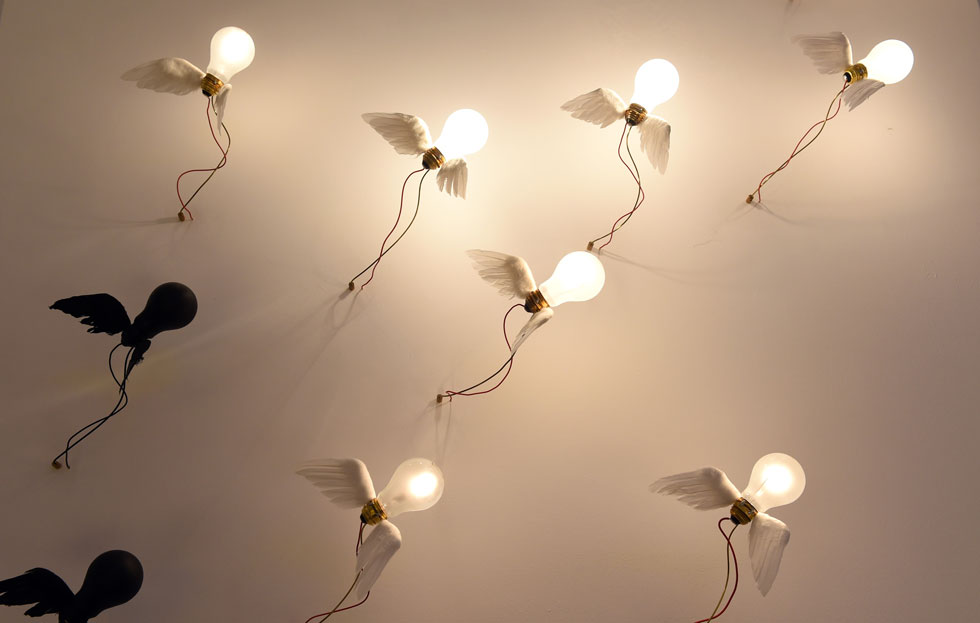 ממנורות ה-bulb שעיצב בשנות ה-60 התפתחו סדרות שלמות המבוססות על נורות ליבון. למשל, מנורות Lucellino (צילום: Hannes Magerstaedt/GettyimagesIL)