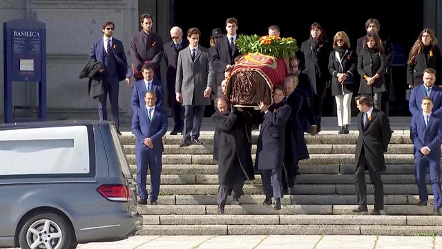 ספרד הוצאת עצמות הרודן פרנסיסקו פרנקו נשיאת הארון החוצה ע