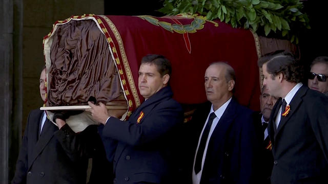 ספרד הוצאת עצמות הרודן פרנסיסקו פרנקו נשיאת הארון החוצה ע