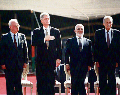 אוקטובר 1994: הנשיא ויצמן, המלך חוסיין, נשיא ארה"ב קלינטון וראש הממשלה רבין בטקס חתימת ההסכם בערב | צילום: זום 77 אוקטובר 1994: הנשיא ויצמן, המלך חוסיין, נשיא ארה"ב קלינטון וראש הממשלה רבין בטקס חתימת ההסכם בערב | צילום: זום 77