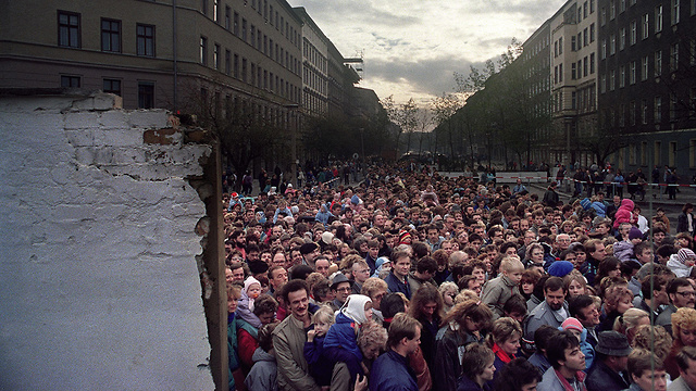 אנשים במזרח גרמניה אחרי נפילת החומה (צילום: APF)