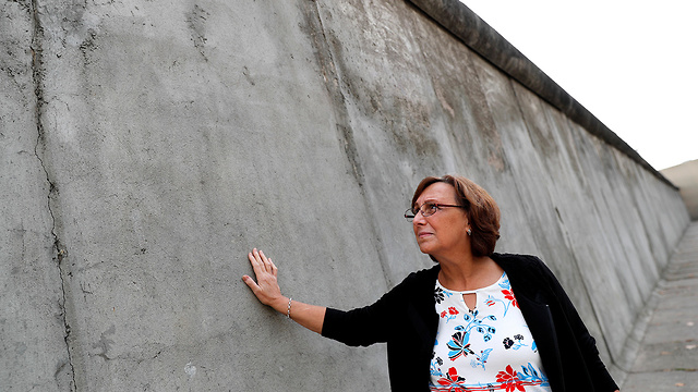 אנג'ליקה בונדיק ליד חומת ברלין גרמניה (צילום: רויטרס)