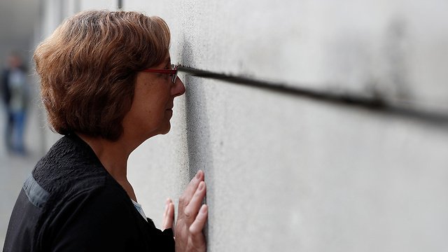 אנג'ליקה בונדיק ליד חומת ברלין גרמניה (צילום: רויטרס)