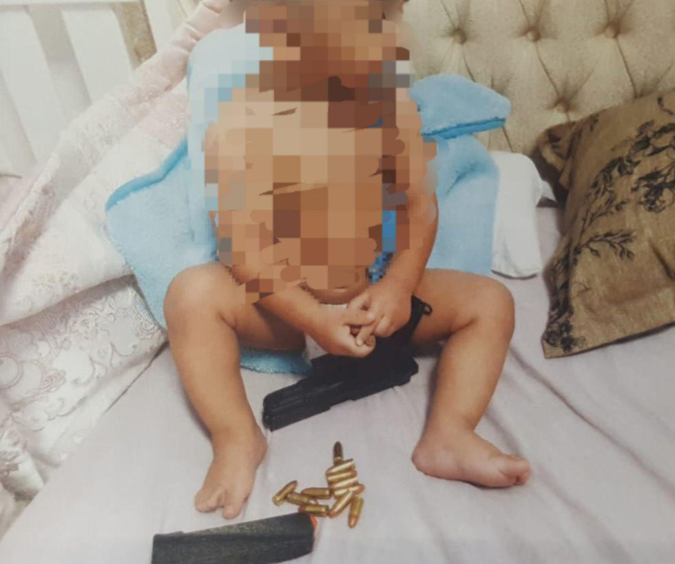 אום אל פחם: אבא נותן לתינוק שלו לשחק באקדח ()