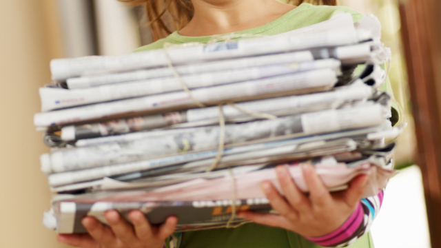 לשימוש מקומונים בלבד! אילוסמיינט ילדה עיתונים מיחזור איכות הסביבה (צילום: shutterstock)