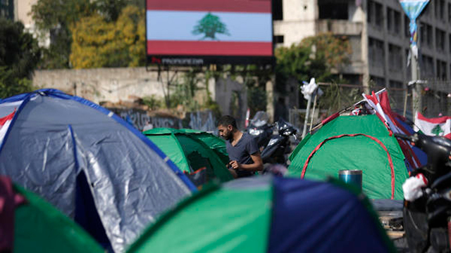 לבנון מחאה ביירות מפגינים חסימת כביש כבישים חסימה הפגנה אוהל אוהלים (צילום: AP)