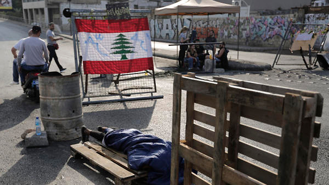 לבנון מחאה ביירות מפגינים חסימת כביש כבישים חסימה הפגנה אוהל אוהלים (צילום: AP)