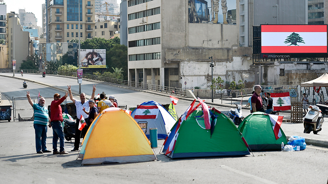 לבנון מחאה ביירות מפגינים חסימת כביש כבישים חסימה הפגנה אוהל אוהלים (צילום: EPA)
