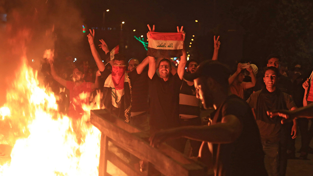 מחאות אלימות בעיראק בעקבות המצב הכלכלי (צילום: AFP)