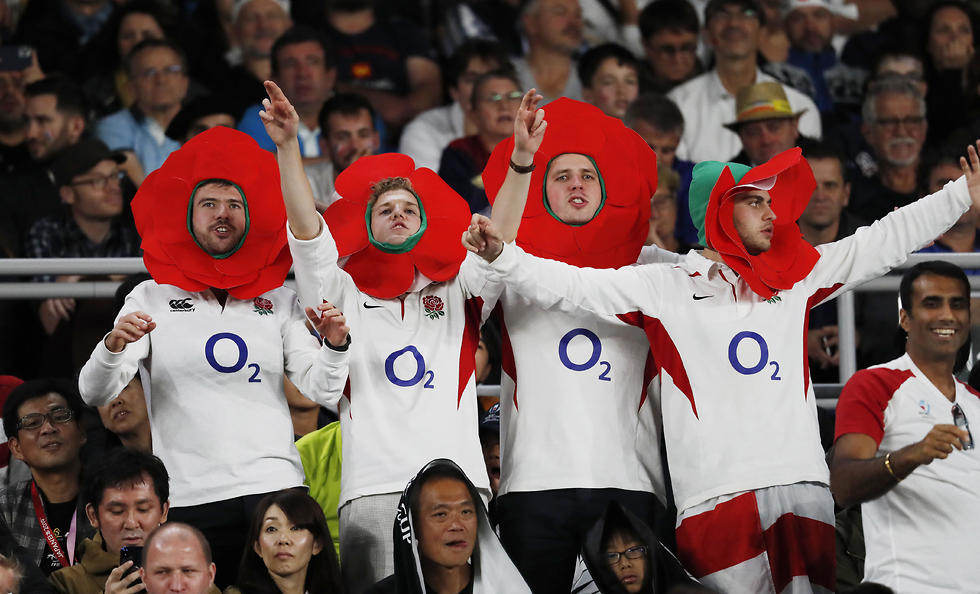 אוהדי נבחרת אנגליה צבעוניים כמו תמיד (צילום: רויטרס)