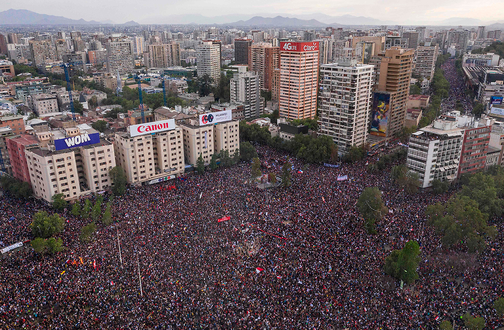 מחאה בסנטיאגו דה צ'ילה (צילום: AFP)