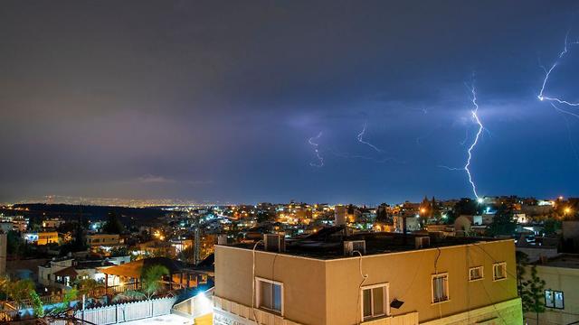 ברקים מעל גגות ג'וליס (צילום: אייל עאמר)