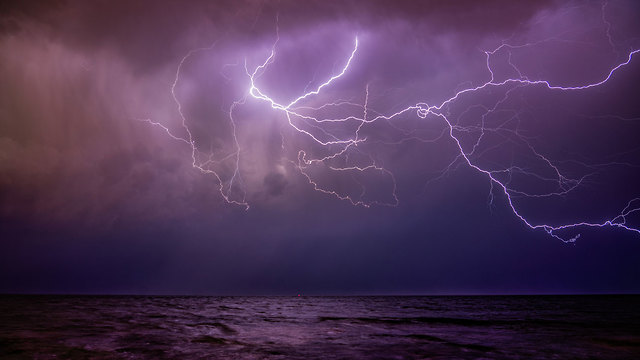 ברקים מעל חוף הים בנהריה  (צילום: קובי שניר)