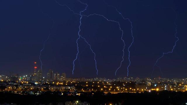  ברקים בשמי רמת גן (צילום: יובל שלמה )