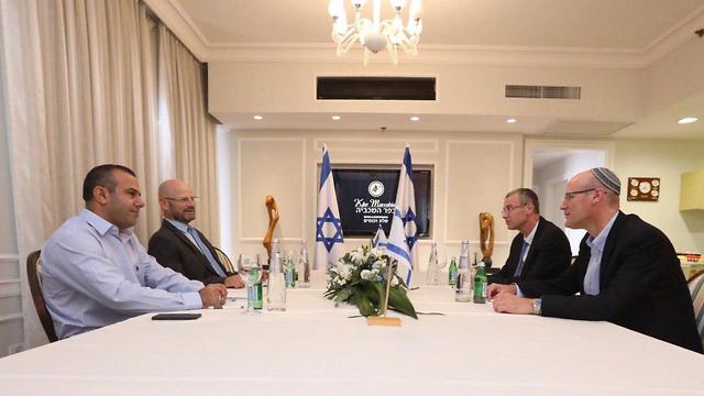 Встреча переговорных групп Ликуда и Кахоль-Лаван. Фото: Эльад Малка