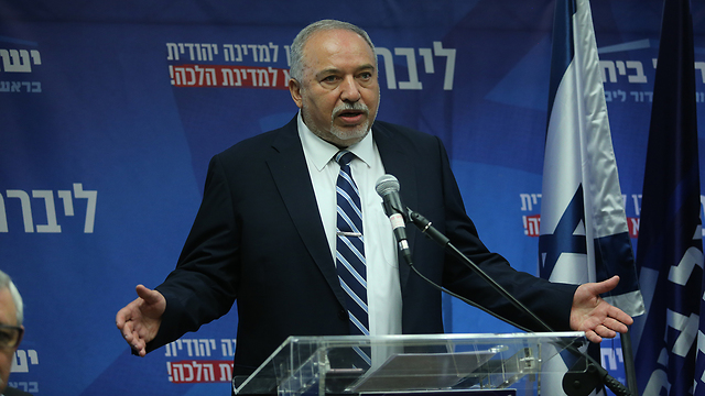 Avigdor Liberman addressing his Yisrael Beytenu faction (Photo: Alex Kolomoisky)